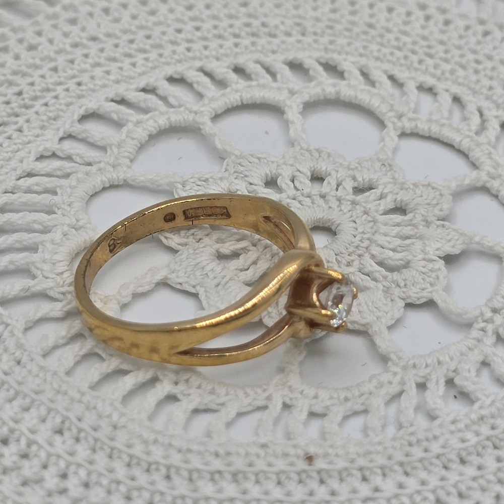 Vintage Estate Solitaire Ring Size 7.5 Cocktail Gold tone Rhinestone Korea B - Picture 3 of 9